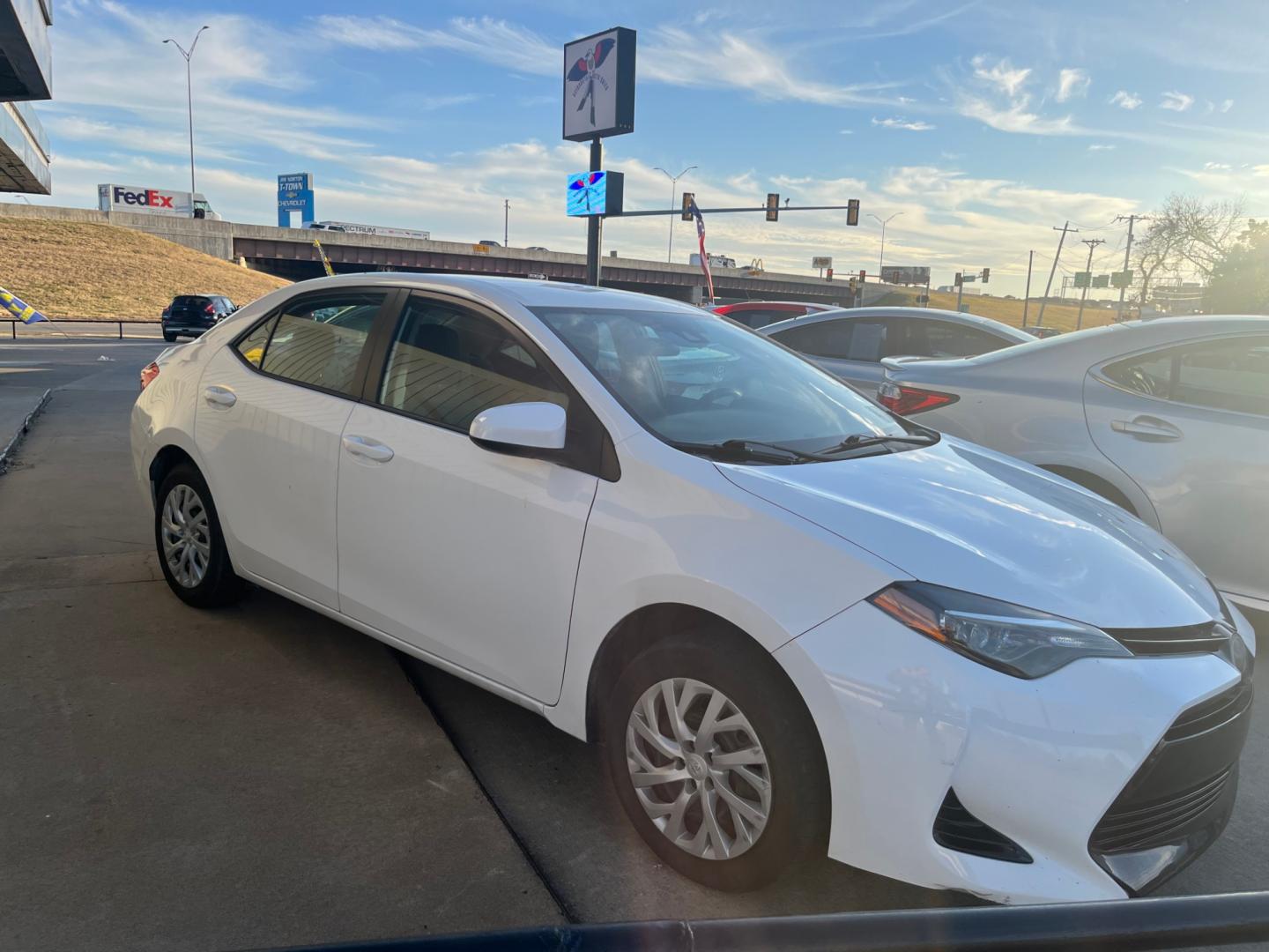 2018 WHITE TOYOTA COROLLA SE; LE; XLE; SE 6M (5YFBURHE6JP) with an 1.8L L4 DOHC 16V engine, 6M transmission, located at 8101 E. Skelly Dr., Tulsa, OK, 74129, (918) 592-3593, 36.121891, -95.888802 - Photo#11